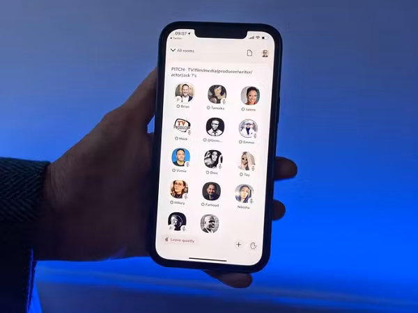 Đầu tháng 2/2021, Clubhouse càng trở nên nổi tiếng hơn khi tỉ phú công nghệ Elon Musk có cuộc trao đổi với Vladimir Tenev, CEO của sàn môi giới chứng khoán Robinhood. Đoạn ghi âm cuộc trò chuyện này sau đó được lan truyền trên mạng, tạo hiệu ứng đáng kể với người dùng Internet về mạng xã hội Clubhouse.