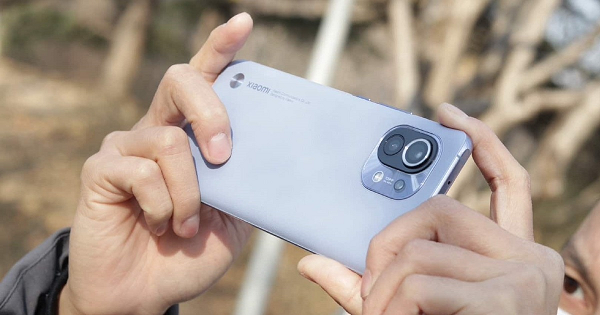 Các thông số còn lại của Mi 11 được Xiaomi giữ nguyên, bao gồm con chip Snapdragon 888 mạnh mẽ nhất, viên pin 4600mAh, camera chính 108MP + 13MP + 5MP và camera selfie 20MP.