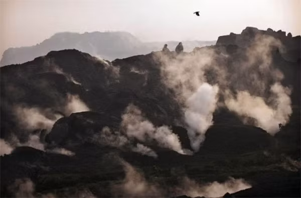 Mỗi năm, vỉa than này nuôi dưỡng sự cháy cho Mount Wingen và từ từ di chuyển xuống phía dưới dọc theo ngọn núi với tốc độ 1m mỗi năm. Quá trình đốt cháy đã khiến cho màu đất không đồng màu tại khu vực này.