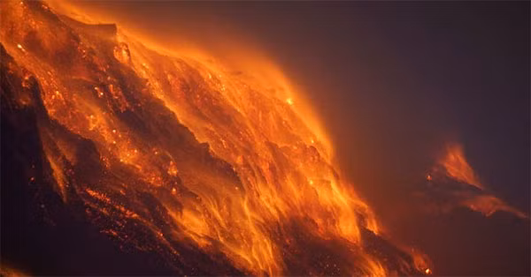 Nằm cách thành phố Sydney 224 km về phía Bắc, ngọn lửa Mount Wingen còn có tên Burning Mountain.