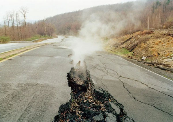 Núi Burning là vỉa than đốt tự nhiên duy nhất của Australia, cũng là mỏ than lâu đời nhất thế giới. Theo truyền thuyết địa phương, đó là những giọt nước mắt rực lửa của người phụ nữ bị Biami, thần bầu trời biến thành đá từ lâu.
