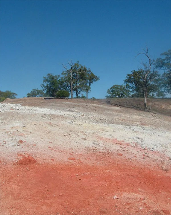 Sở dĩ nó có tên này là vì ngay dưới mặt đất của ngôi làng Wingen tồn tại một vỉa than đá cháy chạy dọc theo một ngọn núi.