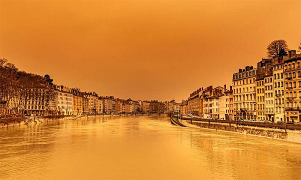 Theo SRF Meteo, kênh dự báo thời tiết của đài truyền hình quốc gia Thụy Sĩ, các hạt bụi có nguồn gốc từ những khu vực phía tây bắc châu Phi, bao gồm Mauritania, Mali và Algeria.