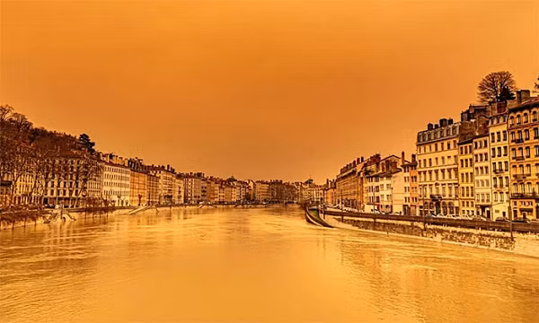 Theo SRF Meteo, kênh dự báo thời tiết của đài truyền hình quốc gia Thụy Sĩ, các hạt bụi có nguồn gốc từ những khu vực phía tây bắc châu Phi, bao gồm Mauritania, Mali và Algeria.