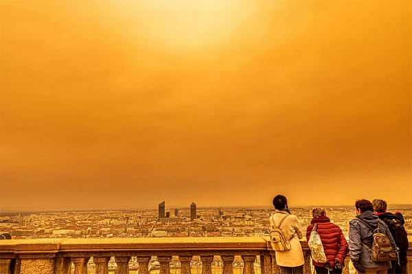 Mức độ bụi mịn trong không khí cũng tăng lên do cát, đặc biệt là những khu vực trên núi.