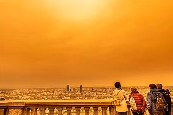 Mức độ bụi mịn trong không khí cũng tăng lên do cát, đặc biệt là những khu vực trên núi.