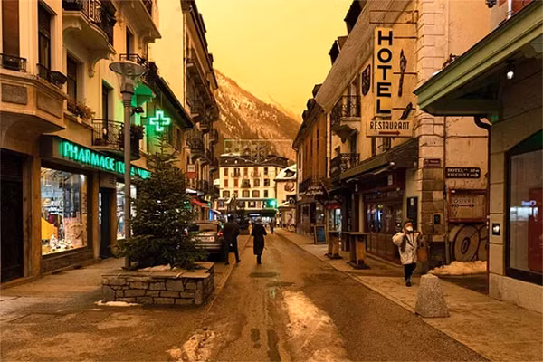 Tại vùng Jungfraujoch của Thụy Sĩ nằm ở độ cao 3.463 m, nồng độ bụi là 744 microgam/m3. Con số này cao hơn nhiều so với mức trung bình cả năm ở đây, 10 microgam/m3.