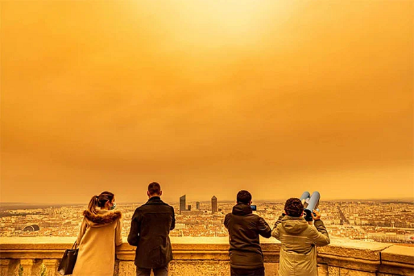 Ngày 6/2, bầu trời khu vực Trung Âu và vùng Alpes bỗng chuyển màu cam kỳ lạ do bụi từ sa mạc Sahara.