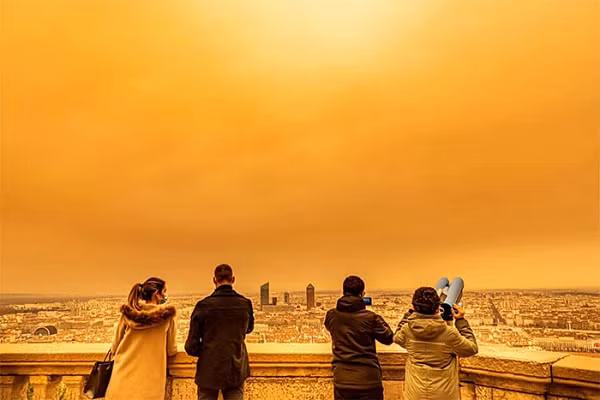 Ngày 6/2, bầu trời khu vực Trung Âu và vùng Alpes bỗng chuyển màu cam kỳ lạ do bụi từ sa mạc Sahara.