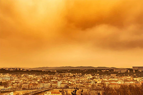 Thời tiết và gió mạnh ở những quốc gia đó đã khiến cát ở Sahara bị cuốn lên cao từ 2-5 km. Những hạt cát này sau đó bị gió nam thổi về phía châu Âu.