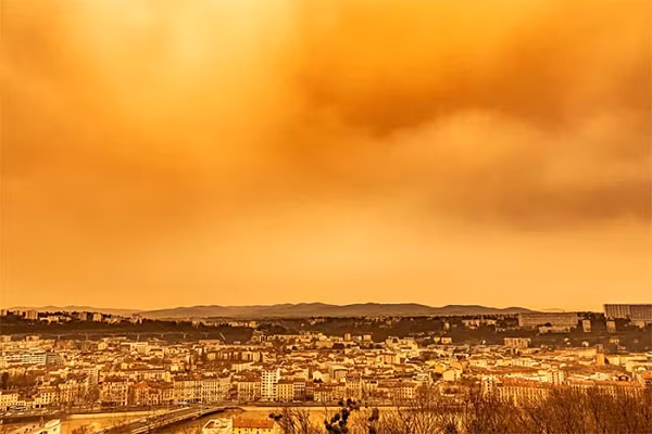 Thời tiết và gió mạnh ở những quốc gia đó đã khiến cát ở Sahara bị cuốn lên cao từ 2-5 km. Những hạt cát này sau đó bị gió nam thổi về phía châu Âu.