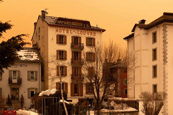 Theo Severe Weather, gió sẽ tiếp tục đẩy số bụi này về phía bắc và phía đông đến Benelux, miền trung nước Đức, Cộng hòa Czech và Hungary vào sáng 7/2.