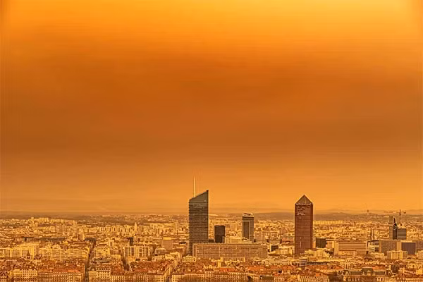 Khi gió thổi đến những dãy núi cao của châu Âu, chúng bị chặn lại và bụi rơi xuống, khiến tuyết cũng có màu cam.