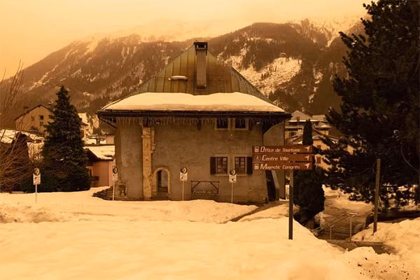 Tuy nhiên đây không phải là hiện tượng hiếm gặp. Người dân châu Âu thường chứng kiến bầu trời chuyển màu cam vài lần vào mùa đông.