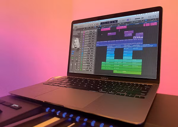 Cả hai mẫu đều có thể có viền mỏng hơn để có giúp màn hình được lớn hơn. Đã có tin đồn rằng MacBook Pro mới sẽ có màn hình LED mini, điều này có thể mang lại một số cải tiến lớn về chất lượng hiển thị. Tất cả đều tích hợp chip M1 mới cho Apple sản xuất dựa trên kiến trúc ARM thay vì dùng chip Intel như trước.