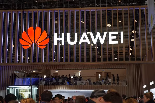 Vào tháng 11 năm ngoái, Huawei chính thức bán thương hiệu con Honor của mình, đổi lại 15 tỷ USD, một khoản tiền lớn và có ý nghĩa quan trọng trong thời điểm khó khăn này. Theo báo cáo mới đây, doanh số smartphone của Huawei có thể sẽ giảm 60% trong năm nay.