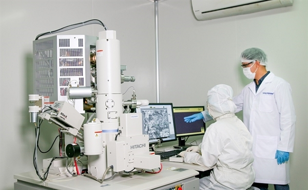 Các nhà khoa học tại Wakamono đã phát triển khẩu trang y tế với đặc tính kép, vừa có khả năng lọc các mầm bệnh có hại, vừa có khả năng tiêu diệt virus bằng lớp vải có phủ hợp chất bionano diệt virus độc quyền do chính Wakamono sản xuất trong cấu trúc 4 lớp của khẩu trang.