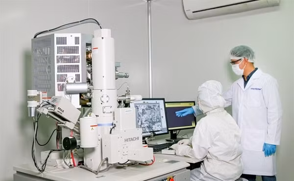 Các nhà khoa học tại Wakamono đã phát triển khẩu trang y tế với đặc tính kép, vừa có khả năng lọc các mầm bệnh có hại, vừa có khả năng tiêu diệt virus bằng lớp vải có phủ hợp chất bionano diệt virus độc quyền do chính Wakamono sản xuất trong cấu trúc 4 lớp của khẩu trang.