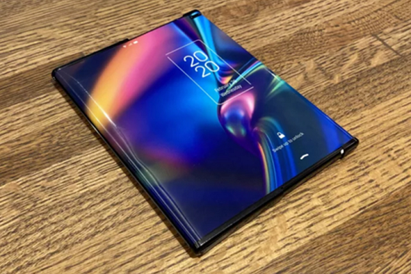 Trước đó, Oppo X 2021 sử dụng màn hình OLED cuộn cùng hệ thống truyền động Roll Motor để mở rộng màn hình, tăng diện tích hiển thị. Ở trạng thái thông thường, máy có kích thước 6,7 inch. Nhưng khi mở ra, diện tích tăng lên tối đa 7,4 inch, tương đương một máy tính bảng cỡ nhỏ.