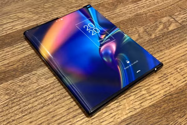 Trước đó, Oppo X 2021 sử dụng màn hình OLED cuộn cùng hệ thống truyền động Roll Motor để mở rộng màn hình, tăng diện tích hiển thị. Ở trạng thái thông thường, máy có kích thước 6,7 inch. Nhưng khi mở ra, diện tích tăng lên tối đa 7,4 inch, tương đương một máy tính bảng cỡ nhỏ.