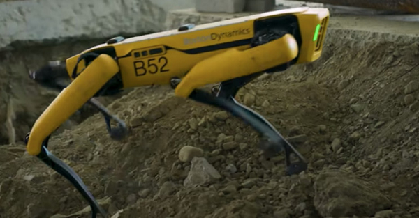 Với trọng lượng nhẹ hơn 12 lần so với robot truyền thống, di chuyển với tốc độ 5km/h, chó robot khắc phục được điểm yếu của những phương tiện tự hành trước đó. Ngay cả khi bị ngã nhào, chó robot vẫn đứng dậy bình thường.