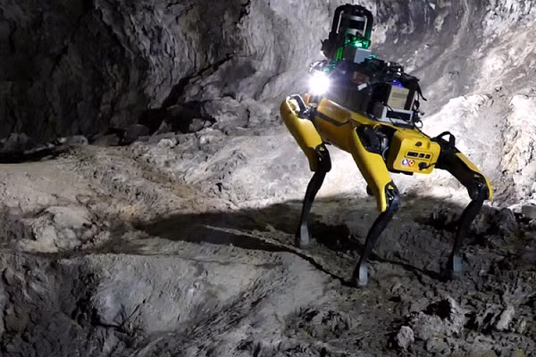 Robot mới có tên Au-Spot, là phiên bản cải tiến của Spot, robot 4 chân do công ty Boston Dynamics chế tạo. Hơn 60 nhà khoa học và kỹ sư trong dự án CoSTAR trang bị thêm cảm biến và phần mềm để robot này phù hợp với môi trường sao Hỏa.