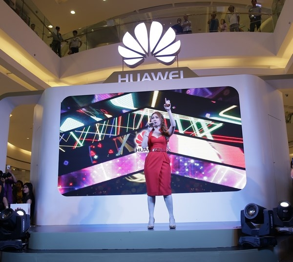 Tuy nhiên việc Google tuyên bố cắt đứt quan hệ với Huawei, rút giấy phép sử dụng hệ điều hành Android khiến thiết bị của Huawei không thể sử dụng các dịch vụ của Google như YouTube, Gmail, Google Play,…