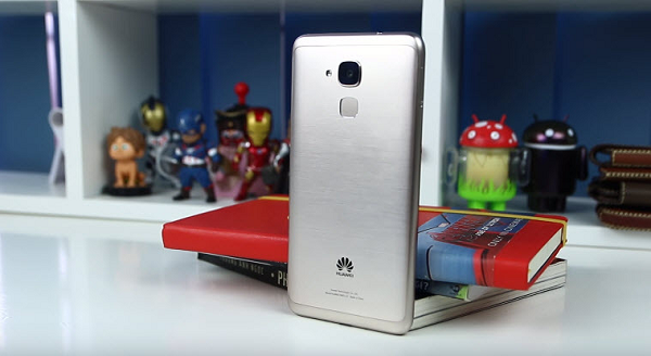 Xuất hiện sau hai đối thủ sừng sỏ là Oppo F1s và Galaxy J7 Prime nhưng Huawei GR5 lại tạo được ấn tượng mạnh hơn nhờ sở hữu nhiều tính năng độc đáo, lần đầu tiên xuất hiện trên các smartphone tầm trung đi kèm hiệu năng và thời lượng pin thuyết phục.