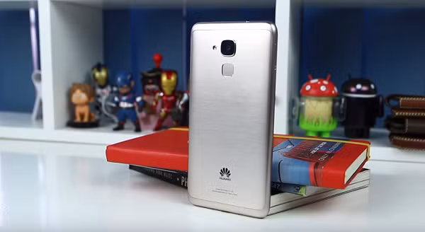 Xuất hiện sau hai đối thủ sừng sỏ là Oppo F1s và Galaxy J7 Prime nhưng Huawei GR5 lại tạo được ấn tượng mạnh hơn nhờ sở hữu nhiều tính năng độc đáo, lần đầu tiên xuất hiện trên các smartphone tầm trung đi kèm hiệu năng và thời lượng pin thuyết phục.