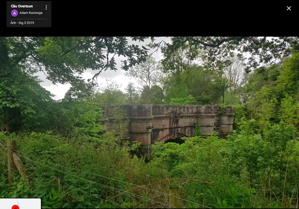 Cầu Overtoun, Scotland là một cây cầu cũ kĩ nằm không xa ngôi làng nhỏ của người Scotland tại Milton. Hàng chục chú chó đã nhảy xuống khỏi độ cao 15m và chết tại tảng đá lớn phía dưới cây cầu. Đặc biệt, những con vật được cứu sống sẽ tiếp tục quay lại địa điểm này để thực hiện hành động tương tự.