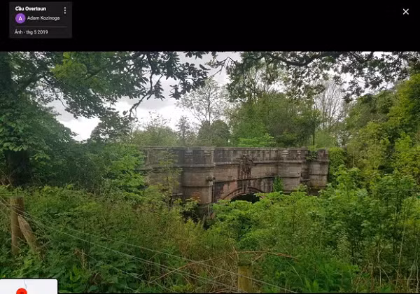 Cầu Overtoun, Scotland là một cây cầu cũ kĩ nằm không xa ngôi làng nhỏ của người Scotland tại Milton. Hàng chục chú chó đã nhảy xuống khỏi độ cao 15m và chết tại tảng đá lớn phía dưới cây cầu. Đặc biệt, những con vật được cứu sống sẽ tiếp tục quay lại địa điểm này để thực hiện hành động tương tự.