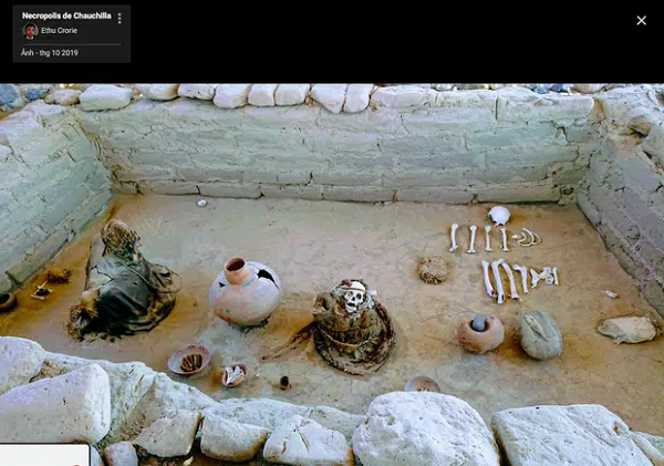 Nằm cách khoảng 300km về phía nam thành phố Nazca, bên bờ biển phía nam Peru. Nghĩa địa Chauchilla, Peru được phát hiện vào năm 1920. Ở nghĩa địa này, có một điểm khác biệt khi so sánh nó với những khu nghĩa địa khác bởi đó là những người được chôn cất ở đây được an táng theo một cách rất đặc biệt.