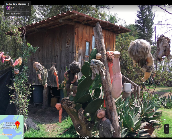 Hòn đảo búp bê ở Mexico rất kì lạ bởi phần lớn cư dân là những con búp bê trẻ em với hình thù đáng sợ. Hiện tại, nơi này đã trở thành một địa điểm thu hút khách du lịch nhưng cũng không ít người bị ám ảnh với hơn 1000 con búp bê được treo la liệt khắp hòn đảo này.