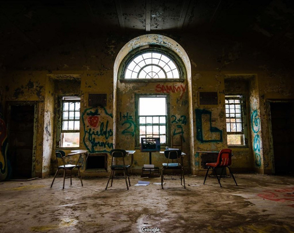 Nhà thương điên Forest Haven ở Mỹ từng là một trong những nơi điều trị cho các bệnh nhân tâm thần hoặc trẻ em khiếm khuyết. Vào thời điểm những năm 1960, cơ sở này xuống cấp do hết phí tài trợ duy trì và bị đóng cửa, bỏ lại từ đó tới nay. Một số thanh niên đã tận dụng điều này để vẽ trộm graffiti lên các bức tường, tuy nhiên bấy nhiêu màu sắc sặc sỡ đó càng làm cho khung cảnh nơi đây trở nên đáng sợ, lạ lùng hơn bao giờ hết.