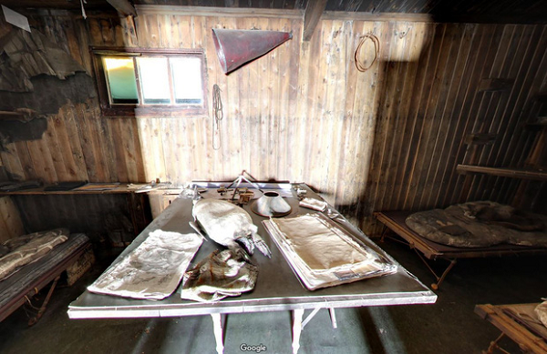 Điều khiến địa điểm này trở nên đặc biệt là bởi điều kiện đóng băng đã khiến mọi thứ gần như nguyên vẹn một cách hoàn hảo. Ngoài ra, không rõ bằng cách nào nhưng Google cũng đã chụp được những bức ảnh cận cảnh không gian hơn 100 năm tuổi bên trong căn chòi, dành cho những ai thích thăm thú Nam Cực mà không có điều kiện.