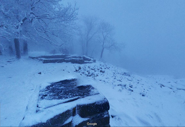 Đặc biệt là mùa đông, không khí âm u và vắng lặng đến đáng sợ nao lòng.