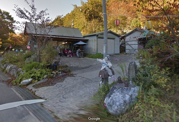 Mỗi khi một người dân làng qua đời, một người phụ nữ với tên gọi và chức danh "Tsukimi Ayano" tại đây sẽ phụ trách quá trình làm ra một phiên bản búp bê giống y hệt người đó, bổ sung vào bộ sưu tập có sẵn truyền đời của làng.