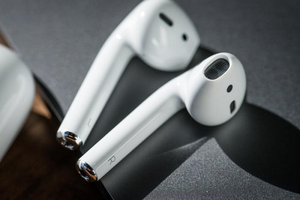 Tại bệnh viện, ảnh chụp X-quang cho thấy một chiếc AirPods đang nằm trong thực quản của Gauthier. Bác sĩ phải mổ nội soi khẩn cấp để lấy dị vật khỏi cơ thể ông