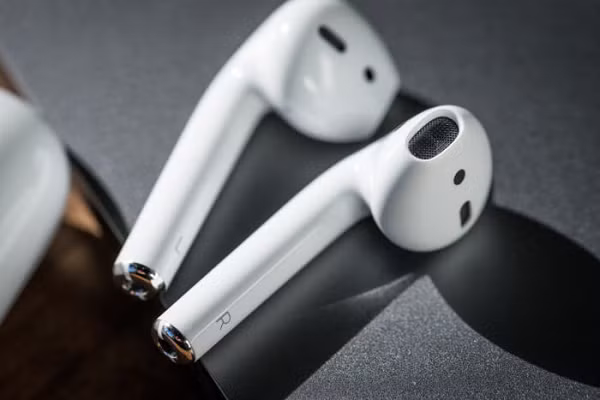 Tại bệnh viện, ảnh chụp X-quang cho thấy một chiếc AirPods đang nằm trong thực quản của Gauthier. Bác sĩ phải mổ nội soi khẩn cấp để lấy dị vật khỏi cơ thể ông