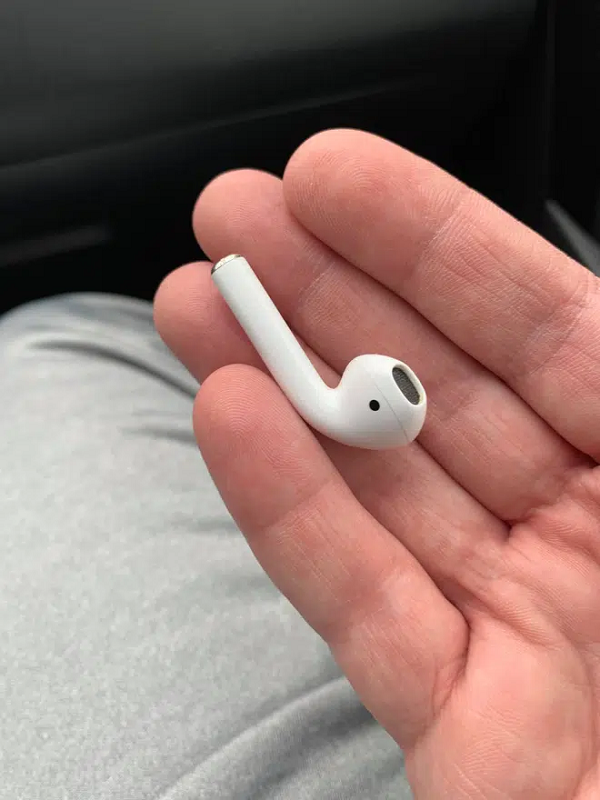 Sự cố hi hữu này xảy ra với Bradford Gauthier, sống tại Worcester, Massachusetts, Hoa Kỳ, khi anh nuốt phải 1 bên tai AirPods trong lúc ngủ và phải nhập viện cấp cứu để lấy nó ra.