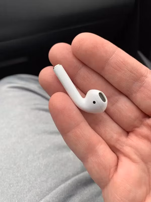 Sự cố hi hữu này xảy ra với Bradford Gauthier, sống tại Worcester, Massachusetts, Hoa Kỳ, khi anh nuốt phải 1 bên tai AirPods trong lúc ngủ và phải nhập viện cấp cứu để lấy nó ra.
