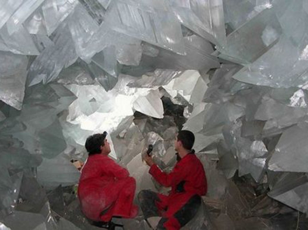 Pha lê trong hang có khả năng đạt kích cỡ khổng lồ như vậy là nhờ sự kết hợp của nhiều điều kiện tự nhiên trong vòng 10.000 năm qua.