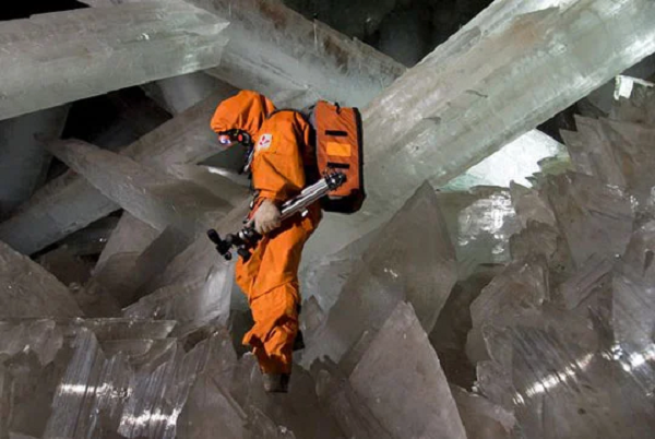 Nước ngầm có chứa Canxi sulfat (CaSO4) đổ vào hang và được nham thạch phía dưới làm nóng, bắt đầu quá trình hình thành tinh thể.