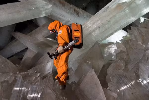 Nước ngầm có chứa Canxi sulfat (CaSO4) đổ vào hang và được nham thạch phía dưới làm nóng, bắt đầu quá trình hình thành tinh thể.