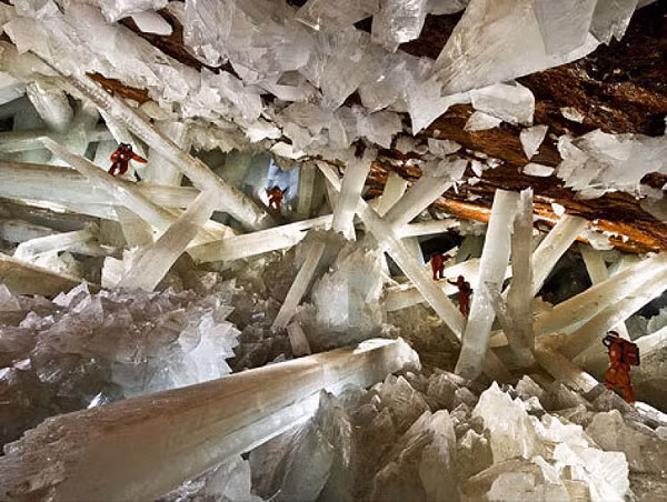 Họ tìm thấy hàng trăm khối pha lê lấp lánh khổng lồ, vài khối cao hơn 11 mét và nặng tới 55 tấn.