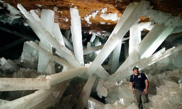 Trong hang, nhiệt độ thường lên tới gần 58 độ C, với độ ẩm khoảng 90-99%. Không khí ở đây có chứa axit và không có ánh sáng tự nhiên.