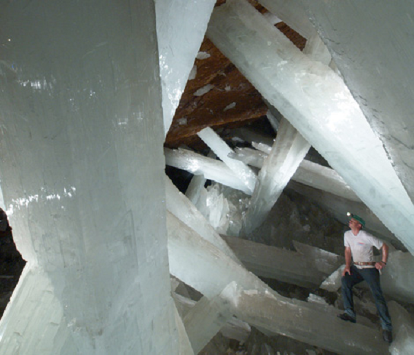 Khu mỏ này sau đó được biết đến với tên gọi "Cueva de Los Cristales", hay Hang Pha Lê. Các nhà khoa học ước tính, các tinh thể pha lê đã bắt đầu phát triển khoảng nửa triệu năm về trước và vẫn tiếp tục lớn lên mỗi ngày.