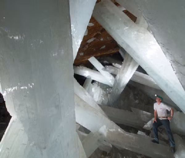 Khu mỏ này sau đó được biết đến với tên gọi "Cueva de Los Cristales", hay Hang Pha Lê. Các nhà khoa học ước tính, các tinh thể pha lê đã bắt đầu phát triển khoảng nửa triệu năm về trước và vẫn tiếp tục lớn lên mỗi ngày.