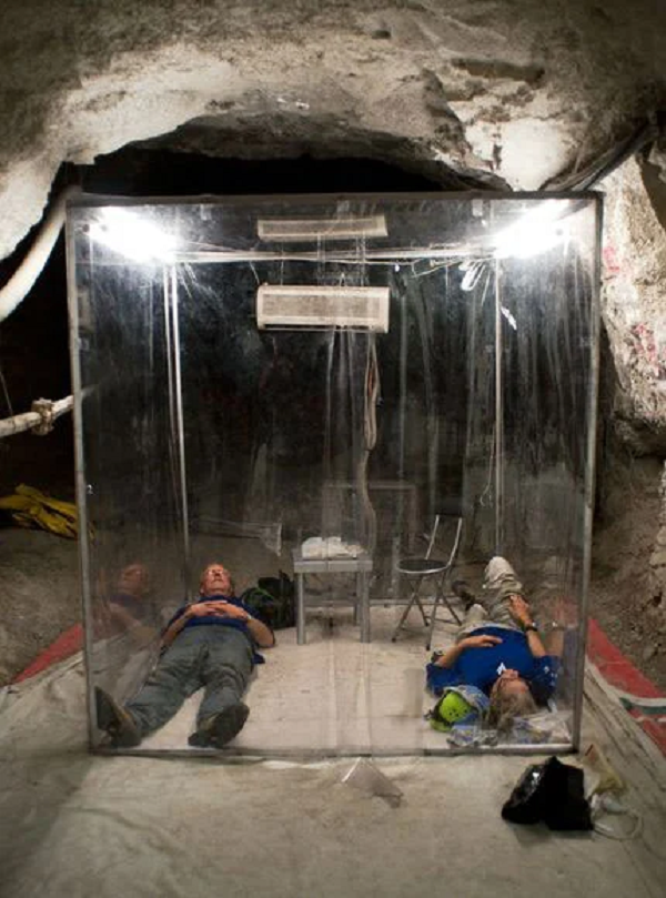 Các nhà khoa học nghỉ ngơi trong một căn buồng kính được làm mát bên ngoài hang động. Với nhiệt độ trên 50 độ C và 90% - 100% độ ẩm, hang Pha lê có thể giết chết một người trong vòng 30 phút nếu như không được trang bị các thiết bị làm mát cơ thể.