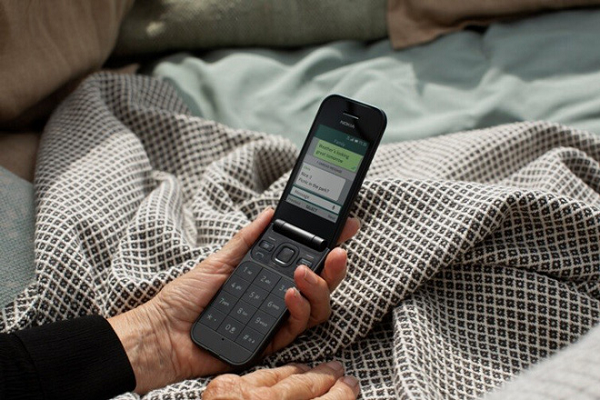 Được thiết kế để quay số và nhắn tin, Nokia 2720 Flip đi kèm bàn phím cơ tách biệt với các nút lớn. Người dùng cũng có thể thực hiện những cuộc gọi HD VoLTE2 bằng mạng 4G bằng Nokia 2720 Flip.